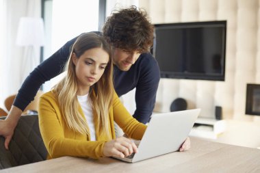 genç bir çift atış