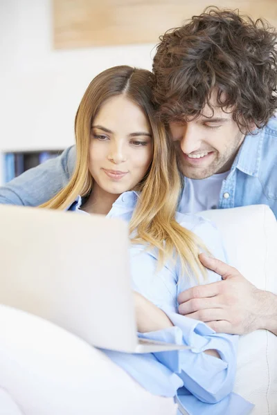 Pareja sentada en casa y relajada — Foto de Stock