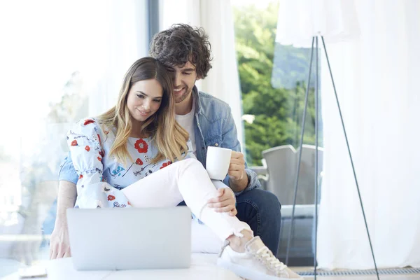 Mooie paar zittend op de Bank — Stockfoto