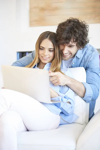 Koppel met laptop thuis — Stockfoto