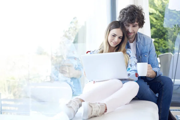 Pareja con portátil en casa — Foto de Stock