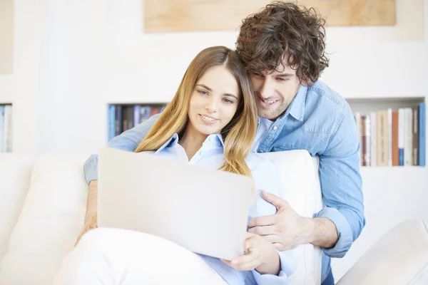 Par med bärbar dator hemma — Stockfoto