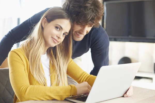 Casal usando laptop juntos em casa — Fotografia de Stock