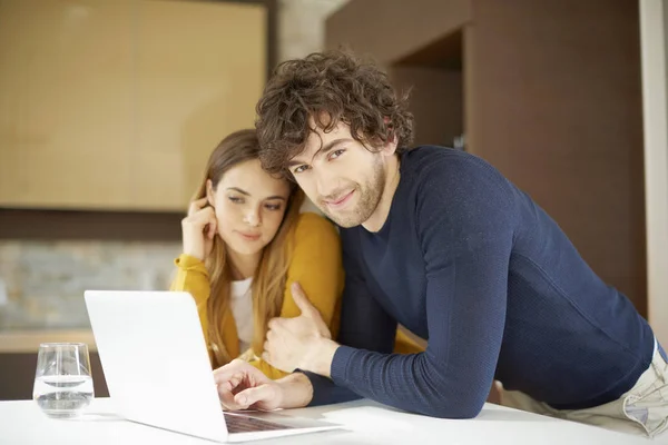 Disparo de pareja joven — Foto de Stock