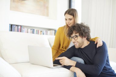 Dizüstü bilgisayar kullanan çift