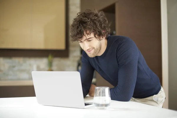 Mann benutzt Laptop — Stockfoto