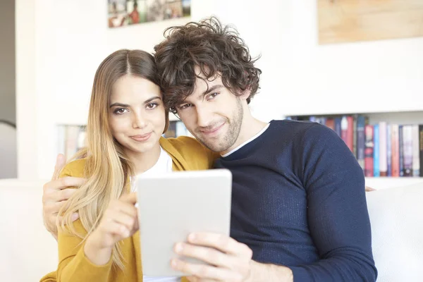 Couple à la maison en utilisant une tablette numérique — Photo