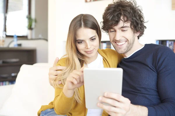 Pareja usando tableta digital —  Fotos de Stock