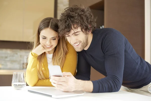 Couple relaxant à la maison — Photo