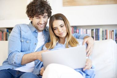 Dizüstü bilgisayar kullanan çift..