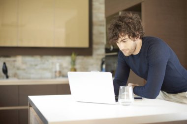  dizüstü bilgisayar kullanan adam