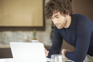 dizüstü bilgisayar kullanan adam 