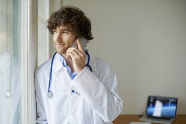  erkek doktor konuşuyor 