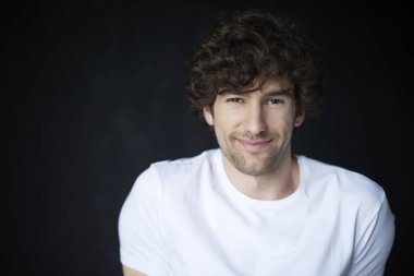 Kendine güvenen genç adam ayakta 