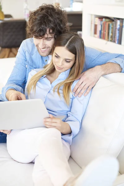 Par som använder en bärbar dator. — Stockfoto