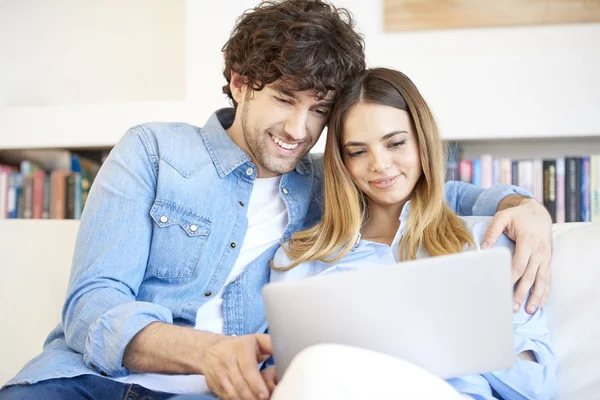 Casal usando um laptop . — Fotografia de Stock