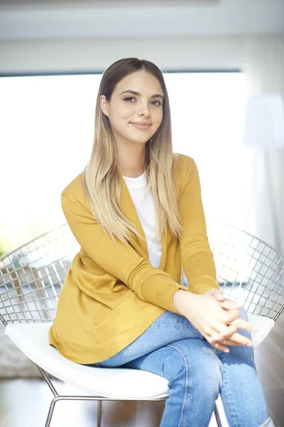 Frau sitzt im Sessel — Stockfoto