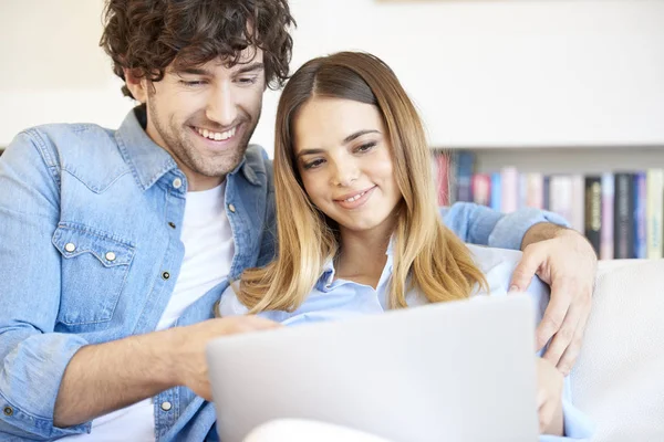 Par som använder en bärbar dator. — Stockfoto