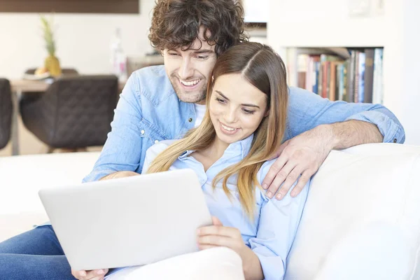 Casal usando um laptop . — Fotografia de Stock