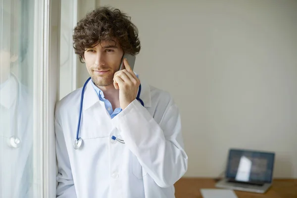 Médico masculino falando — Fotografia de Stock