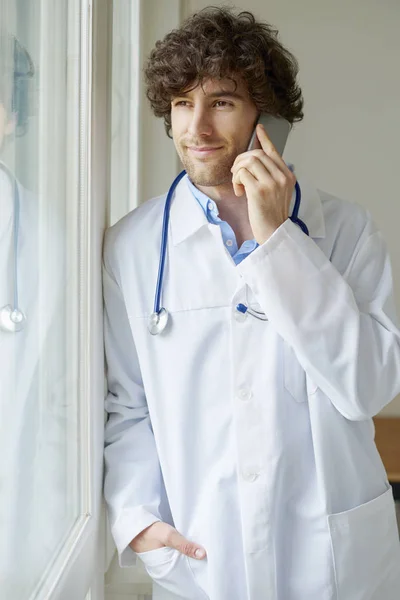 Läkare talar i en mobiltelefon — Stockfoto