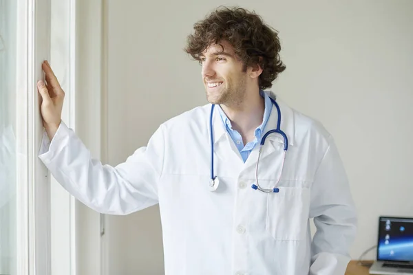 Mužský lékař stojící — Stock fotografie