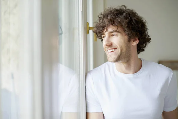 Hombre de pie en la ventana — Foto de Stock