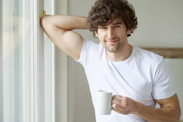 Hombre sosteniendo una taza de café —  Fotos de Stock