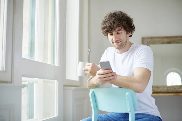 Mensajería de texto hombre —  Fotos de Stock