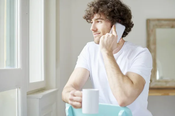 Hombre hablando por teléfono móvil — Foto de Stock