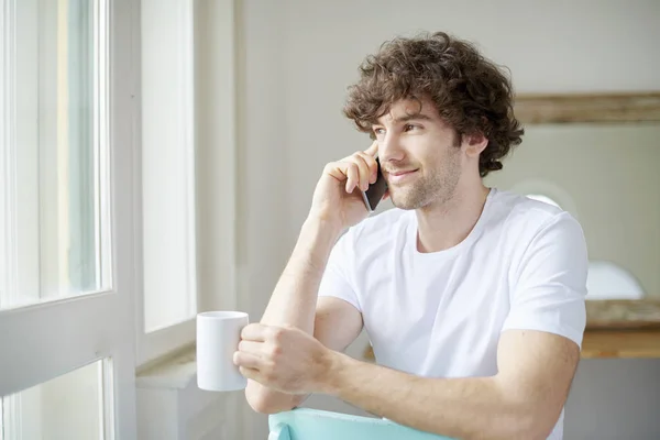 Hombre hablando por teléfono móvil —  Fotos de Stock