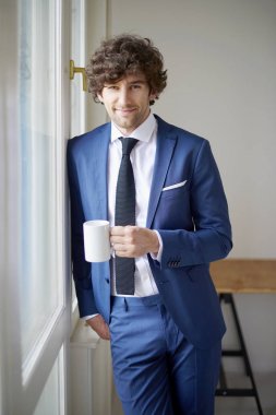bir kahve olan işadamı