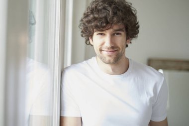 Yakışıklı genç adam.