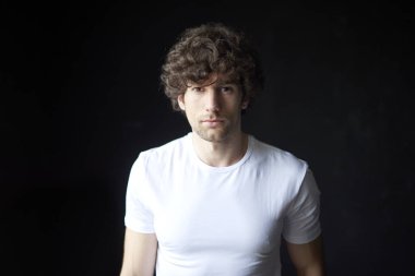 Kendine güvenen genç bir adam portresi stüdyo