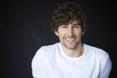 Kendine güvenen genç bir adamın ortrait