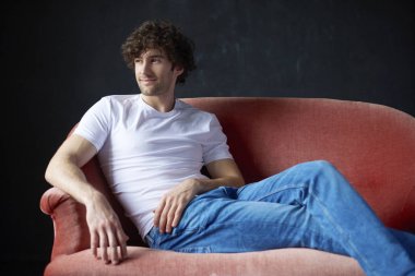 adam kanepede rahatlatıcı