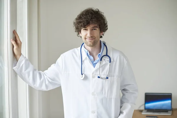Νέος γιατρός αρσενικό — Φωτογραφία Αρχείου