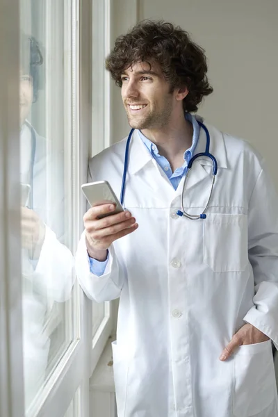 Jovem médico masculino — Fotografia de Stock