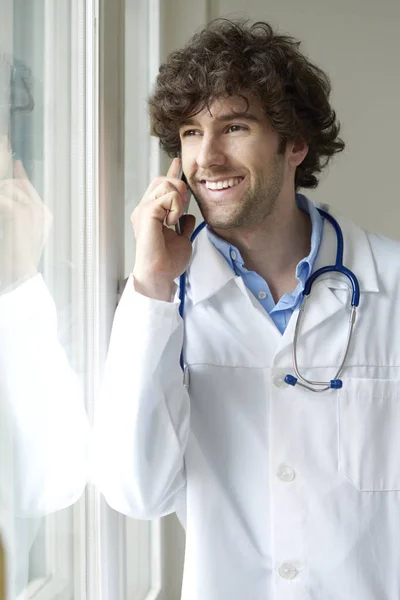 Joven doctor masculino — Foto de Stock