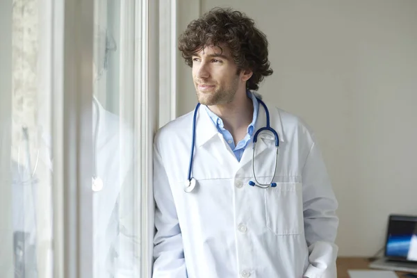 Joven doctor masculino — Foto de Stock