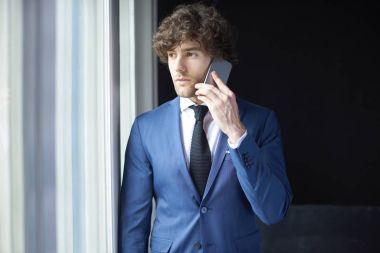 cep telefonu kullanarak iş adamı