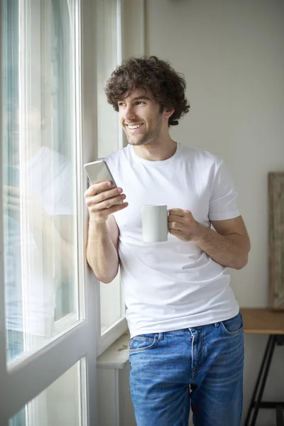 Homem usando celular e mensagens de texto — Fotografia de Stock