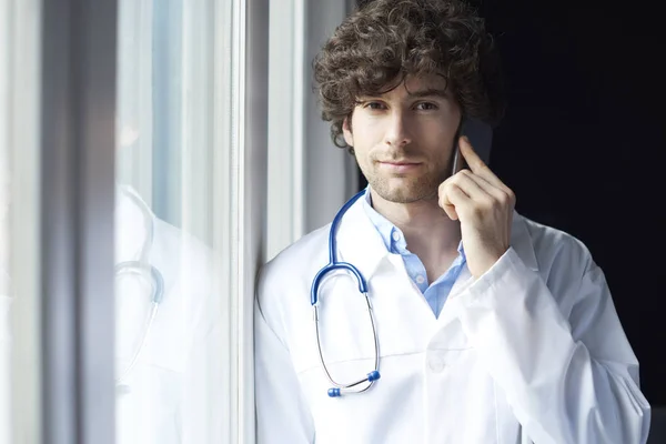 Läkare med mobiltelefon — Stockfoto