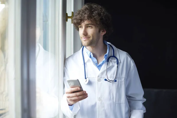 Médico usando telefone celular — Fotografia de Stock