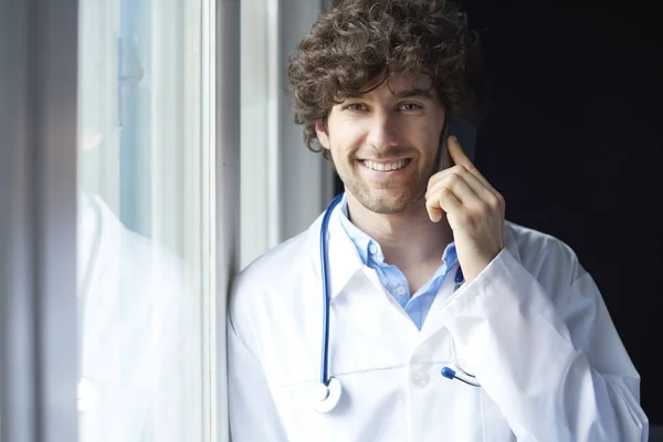 Lekarz przy użyciu telefonu komórkowego — Zdjęcie stockowe