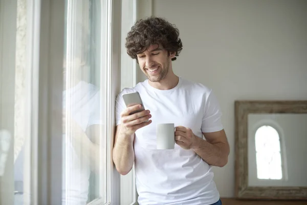 Homem usando celular e mensagens de texto — Fotografia de Stock