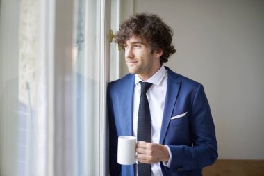 İş adamı kahve içiyor.