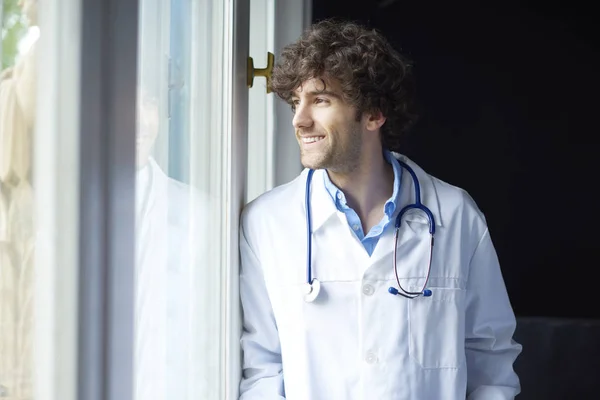 Lekarz, stojąc przy oknie — Zdjęcie stockowe