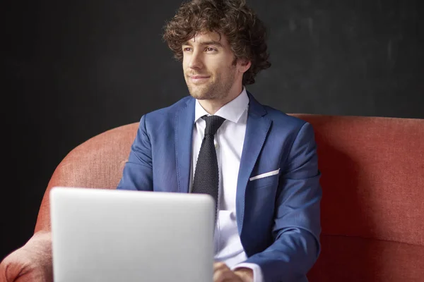 Hombre de negocios usando portátil —  Fotos de Stock