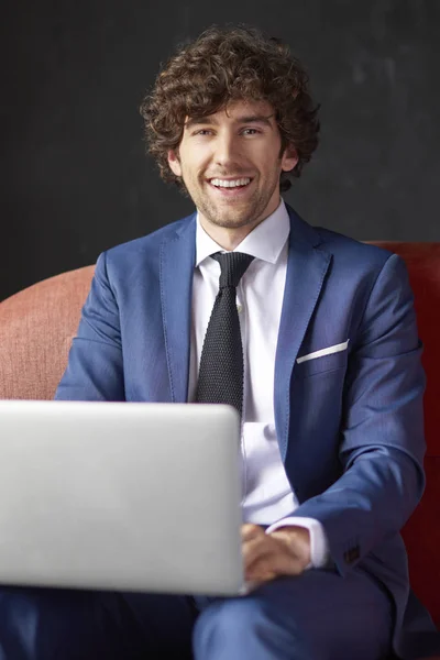 Uomo d'affari che utilizza laptop — Foto Stock